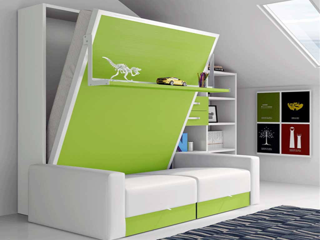 Cama abatible vertical con estante y sofá.