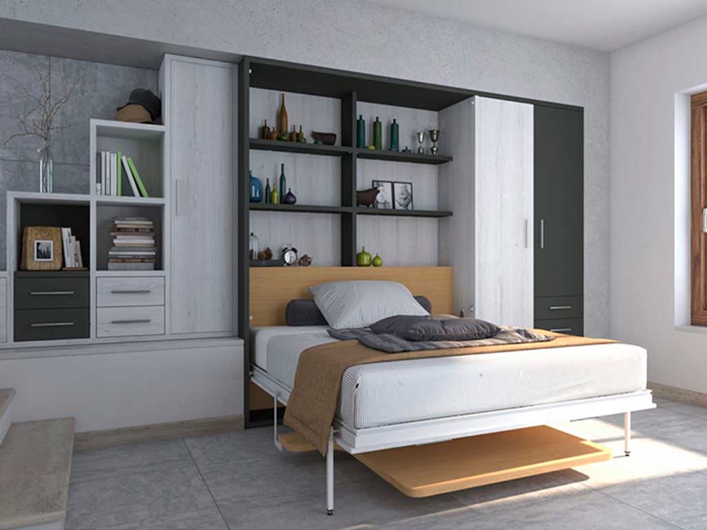 Cama abatible de matrimonio con mesa de salón abatible incoporada.